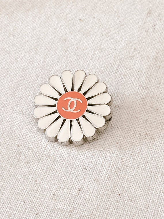 Vintage CHANEL Paris CC Logo DAISY Flower White Pink Pin 