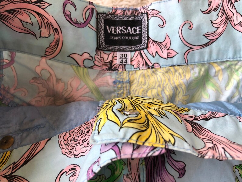 Vintage 90/'s VERSACE Jeans Couture Medusa Head Logo Floral Baroque print Denim Jeans Shorts Hot Pants High Waisted eu 4430-25 waist