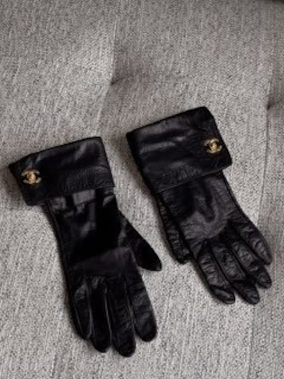 CHANEL CC Logo Leather Fingerless Gloves Black