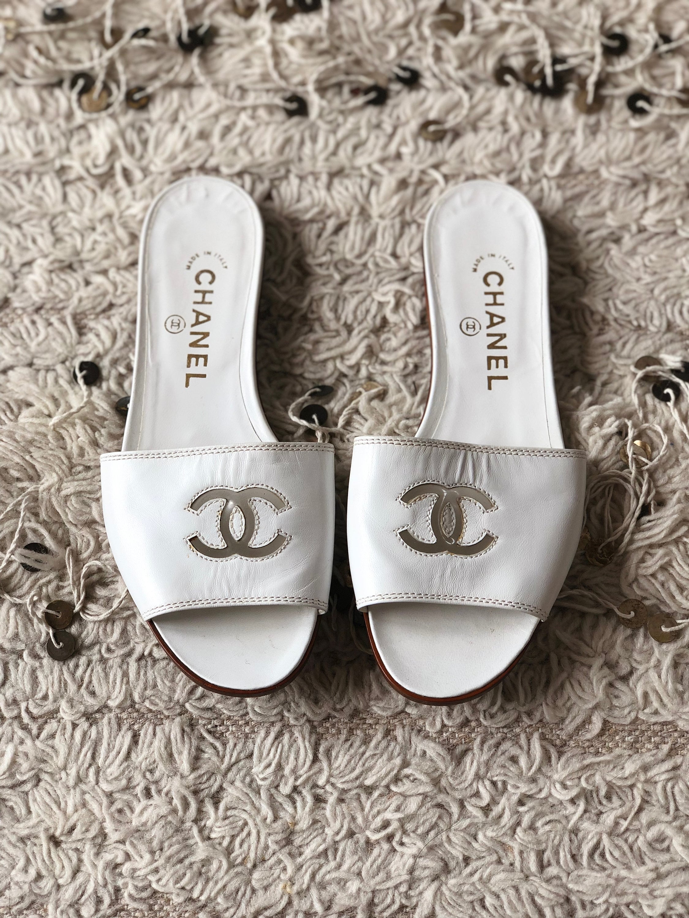 Vintage CHANEL CC Logo White Leather Flats Mules Slip on 