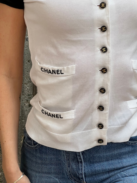 CHANEL 1996 CC BUTTON LOGO LETTER WHITE BLACK KNIT CARDIGAN TOP BLOUSE