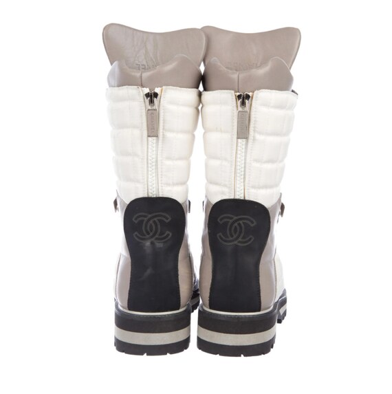 Vintage CHANEL White Gray Black CC Logo Monogram Winter Ski Snow Insulated  Waterproof Apres Ski Boots Moon Moto Boots Booties us 9 - 9.5