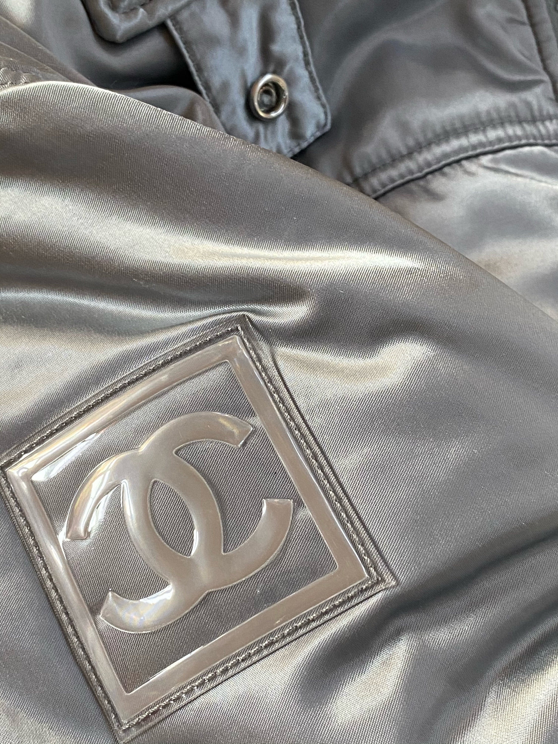 Vintage 90s CHANEL CC Monogram Logo Silver Quilted Puffer Ski