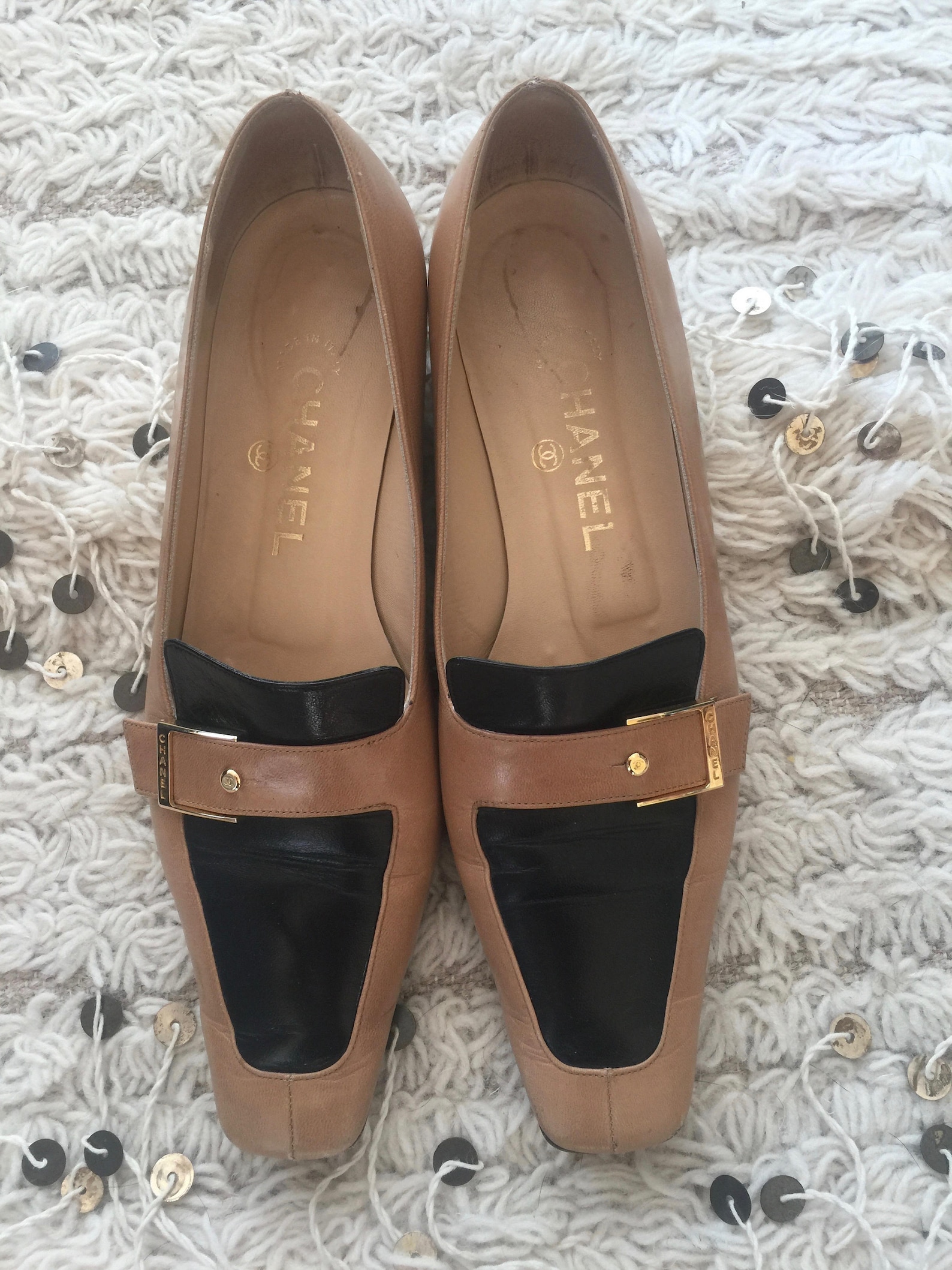 vintage chanel cc logo gold metal plate two tone tan loafers flats smoking shoes slipper ballet driving flat 38 us 7 - 7.5