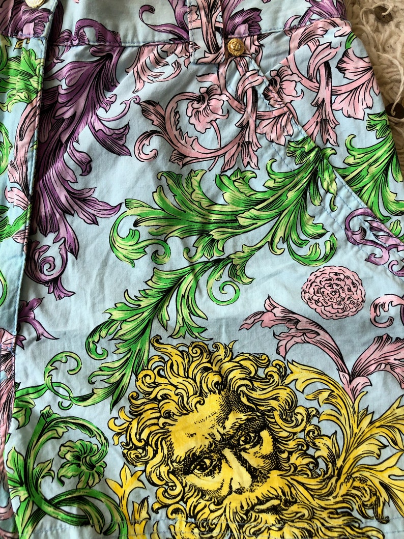 Vintage 90/'s VERSACE Jeans Couture Medusa Head Logo Floral Baroque print Denim Jeans Shorts Hot Pants High Waisted eu 4430-25 waist