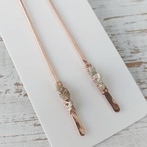 Pendientes de barra de diamante fino en bruto / Pendientes hipoalergénicos rellenos de oro rosa / Joyería ética / Pendientes de barra de cristal en bruto modernos