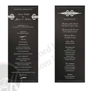Puede incluir: Dos tarjetas de menú de boda negras con texto blanco. Las tarjetas tienen adornos decorativos en la parte superior e inferior. La tarjeta izquierda enumera los nombres de la pareja y la fecha. La tarjeta derecha enumera la fiesta de bodas y el menú.