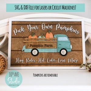 Puede incluir: Un letrero de madera con un marco blanco que presenta un camión azul con una cama llena de calabazas. El letrero dice "Pick Your Own Pumpkins", "Pumpkin Farm", "Hay Rides", "Hot Cider" y "Corn Maze". Las calabazas son extraíbles.