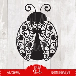 Op de afbeelding: Zwarte en witte silhouet van een lieveheersbeestje met ingewikkelde, draaiende patronen. Het lieveheersbeestje heeft een rond lichaam en twee antennes.