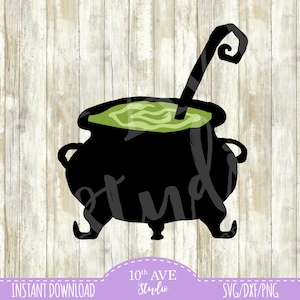 Pode incluir: Caldeirão preto com líquido verde e um bastão de agitação preto. O caldeirão tem três pernas e está sobre um fundo de madeira branca.