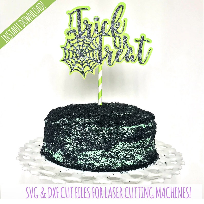 Pu&ograve; includere: Un topper per torta verde e argento glitterato "Trick or Treat" con un design a ragnatela. Il topper &egrave; su una torta nera e verde con codette nere.