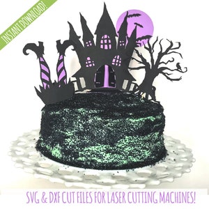 Pu&ograve; includere: Una torta di Halloween nera e verde decorata con una silhouette nera di una casa infestata, un albero inquietante e gambe di strega. La torta &egrave; su un supporto per torte bianco. "SVG & DXF CUT FILES FOR LASER CUTTING MACHINES!" &egrave; scritto in testo viola nella parte inferiore dell'immagine.