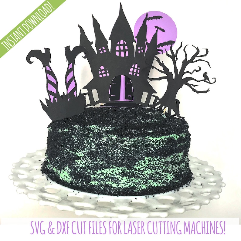 Pu&ograve; includere: Una torta di Halloween nera e verde decorata con una silhouette nera di una casa infestata, un albero inquietante e gambe di strega. La torta &egrave; su un supporto per torte bianco. "SVG & DXF CUT FILES FOR LASER CUTTING MACHINES!" &egrave; scritto in testo viola nella parte inferiore dell'immagine.