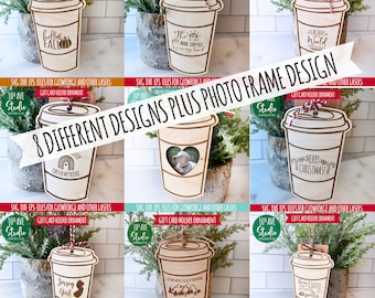 Peut inclure: Huit designs différents pour un ornement porte-carte cadeau en forme de tasse à café. Les designs incluent "Hello Fall", "The Sun and Coffee", "Jamaica World", "Forever My Friend", "Merry Christmas", "Jersey Girl", "Love What We Do", et "Warm Coffee Always Pretty".