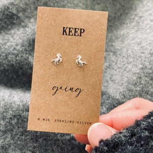 Orecchini a forma di cavallo in argento &quot;Keep Going&quot;, orecchini a bottone in argento sterling, regalo per gli amanti dei cavalli, regalo personalizzato per lei