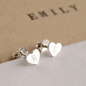 Pendientes de plata con iniciales, pendientes de botón de plata esterlina, pendientes con el alfabeto, regalo personalizado para ella