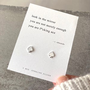 Putain de boucles d'oreilles as en argent, clous d'oreilles en argent sterling, as de pique, boucles d'oreilles haïku poétiques, cadeau personnalisé pour elle