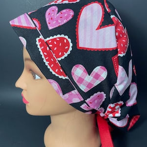 Wzory Serca Walentynki Chirurgiczny Kucyk Scrub Hat OR Chirurg Scrub Cap RDH Opieka Zdrowotna Szef Kuchni Pielęgniarka Stomatologiczna RockyBottomDesigns2022
