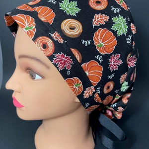 Pumpkins and Donuts Chirurgenmütze ODER Chirurgenmütze Ponytail Scrub Caps für kurze, mittlere/ lange Haarschwestern RDH XRay Tech Medizinisches Fachpersonal