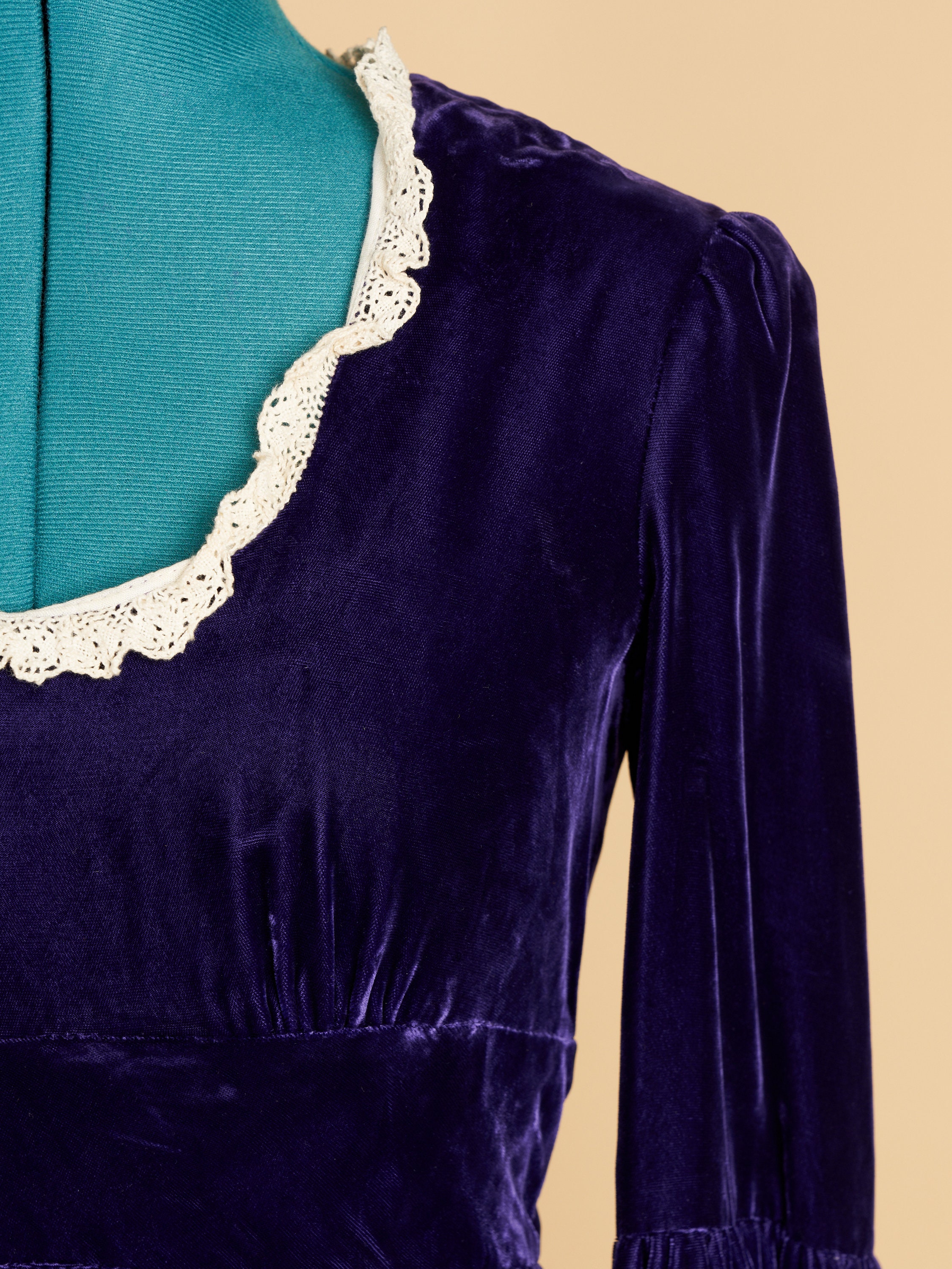 Vintage 1960s Crushed Velvet Lace Crochet Bell Sleeve Deep Vintage 1960s Crushed Velvet Lace Crochet Bell Sleeve Deep