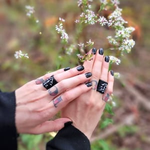 Anillo con sigilo de cuero vegano cosido a mano HABITATION
