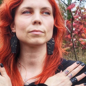 Anillo con sigilo de cuero vegano cosido a mano DIRECTION