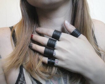 Bague en déclaration unisexe cuir vegan noir BAD BOYFRIEND