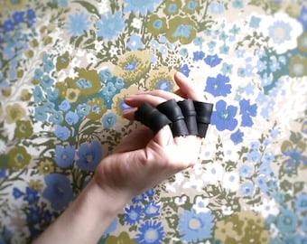Anillo de puño para dedo unisex de cuero vegano negro texturizado FALCON BONE