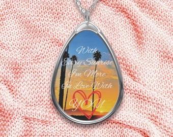 Élégant collier ovale orné d'une illustration « More in love », cadeau parfait pour votre femme, cadeau d'anniversaire, cadeau de mariage, cadeau de bijoux uniques