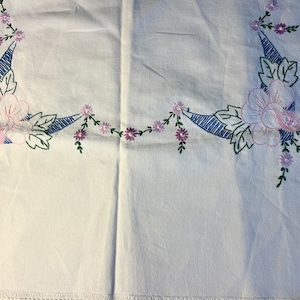 Vintage Tablecloth - Cotton Square Tablecloth Embroidery - Crocheted Edge