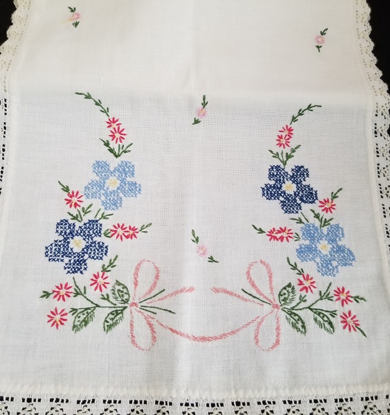Table Runner/dresser Scarf- Linen - Embroidered Flowers and Bows With  Crochet Edging - Etsy
