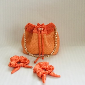 Handgefertigtes Damen-Set aus Tasche und Haargummis/ Exklusives handgefertigtes Damen-Set als Geschenk/stilvolle handgefertigte Tasche und Haargummis für alle Gelegenheiten