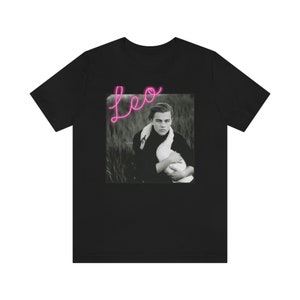 Leonardo Dicaprio T-Shirt - Heartthrob Leo posing with a swan - Tshirt in every size and color