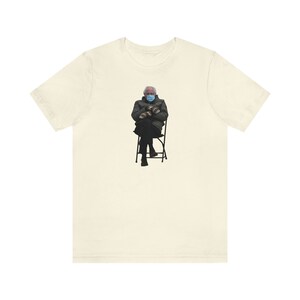 T-shirt d&#39;inauguration de Bernie - Bernie Sanders assis en tailleur avec des mitaines au t-shirt d&#39;inauguration de Joe Biden