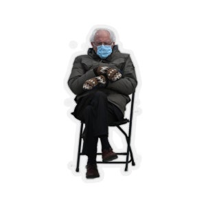 Bernie Inauguration Sticker - Bernie Sanders assis les jambes croisées avec des mitaines lors de l’inauguration de Joe Biden - Autocollant pour ordinateur portable