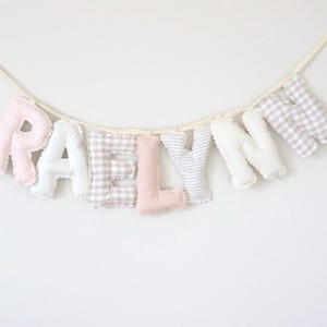 Niestandardowy baner z imieniem, dekoracja ścienna do pokoju dziecięcego, materiałowy napis, spersonalizowany prezent na baby shower, dekoracja tła na przyjęcie urodzinowe, ręcznie robiony napis