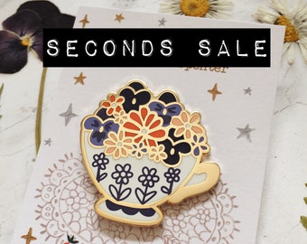 Épingle florale en émail de tasse de thé / épingle à thé fantaisiste / broche à thé / cadeau pour les amateurs de thé / cadeau thé / remplisseur de bas