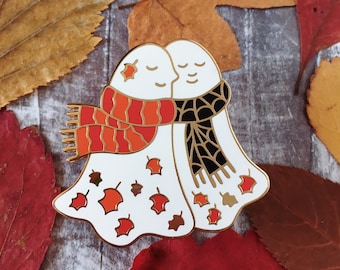 Ghost Couple Émail Pin / Cute Spooky Pin / Cosy Season Autumn Fall / Halloween Christmas Holiday / Stocking Filler / Ghost Pin