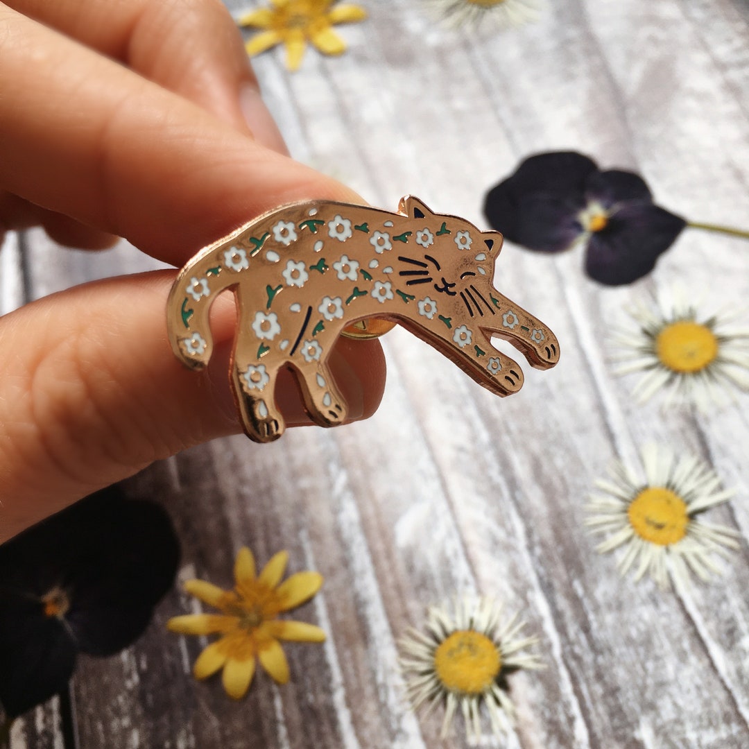 Daisy Cat Enamel Pin / Cat Badge / Floral Cat Pin / Gift for Etsy