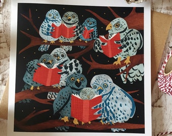 Peut inclure: Une illustration fantaisiste d'un groupe de hiboux lisant des livres ensemble dans un décor de forêt sombre. Les hiboux sont représentés dans diverses poses, certains perchés sur des branches, d'autres assis au sol. L'illustration est réalisée dans un style coloré avec une touche de fantaisie.