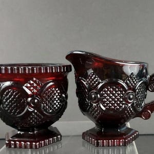 Avon Cape Cod Rubinröd Glassockerskål och Gräddkanna Set