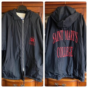 Chaqueta St Mary&#39;s de los años 90 / Chaqueta cortavientos extragrande vintage GAELS de Saint Mary&#39;s College, talla 3XL
