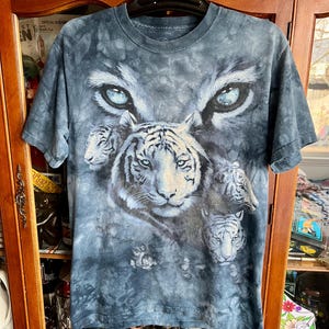 2005 TIGER Shirt / Vintage Sibirischer Tiger Raubkatze TIE DYE Wildlife Spirit Animal Graphic Tee by The Mountain Größe S