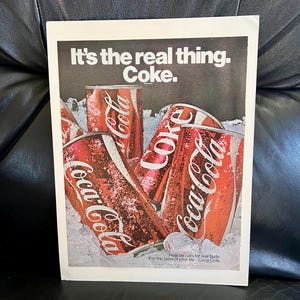 Anuncio de Coca-Cola de 1970 / Anuncio recortado de una revista en cartulina con la frase “Es la auténtica Coca-Cola”.