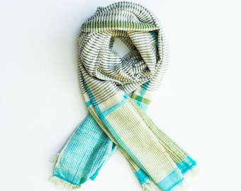 Bufanda tejida a mano de algodón azul con pompones - Chal tipo pareo a rayas