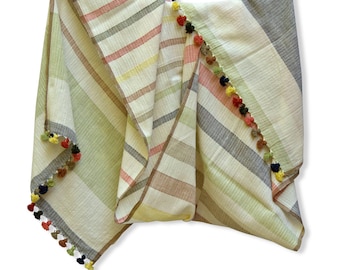 Bufanda de algodón tejida a mano con rayas blancas y pompones