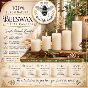 Puede incluir: Una exhibici&oacute;n de velas de pilar de cera de abeja blancas de varias alturas, algunas encendidas, sobre una superficie de madera. La imagen incluye texto que indica que las velas est&aacute;n hechas a mano en EE. UU., con cera de abeja natural y mechas de algod&oacute;n, y tama&ntilde;os de 7.62cm x 7.62cm a 7.62cm x 22.86cm.
