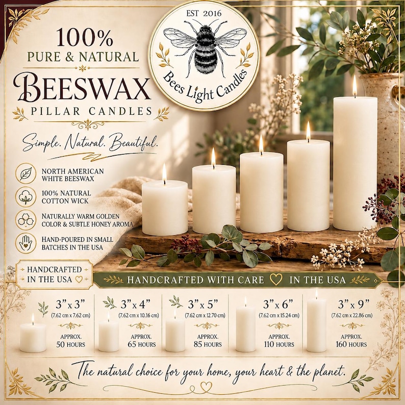 Puede incluir: Una exhibici&oacute;n de velas de pilar de cera de abeja blancas de varias alturas, algunas encendidas, sobre una superficie de madera. La imagen incluye texto que indica que las velas est&aacute;n hechas a mano en EE. UU., con cera de abeja natural y mechas de algod&oacute;n, y tama&ntilde;os de 7.62cm x 7.62cm a 7.62cm x 22.86cm.