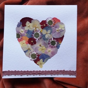 Tarjeta de San Valentín con corazón de flores. Tarjeta única hecha a mano con flores prensadas. Collage floral original. Tarjeta para boda, compromiso o amor.
