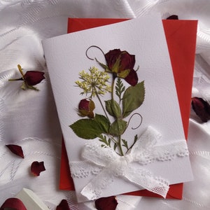 Tarjeta de rosa presionada real. Rosa romántica Día de San Valentín, Boda, Tarjeta de compromiso. Elegante tarjeta hecha a mano. Tarjeta de amante de la rosa. Arte rosa.
